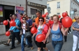 Warsztat Terapii Zajęciowej na przemarszu  z okazji Dnia Godności Osób  z Niepełnosprawnością Intelektualną w Staszowie
