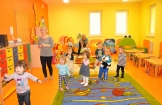 „KRAINA MALUCHA” PEŁNA UŚMIECHU –  Z WIZYTĄ U „ŻABEK” I „SMERFÓW"