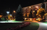 –  JAŚNIEJ, BEZPIECZNIEJ, EFEKTYWNIEJ -  UL. LIPOWA I POMNIK T. KOŚCIUSZKI W BLASKU NOCNEGO ŚWIATŁA