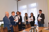 JEST KOLEJNA ZADOWALAJĄCA INFORMACJA DLA MIESZKAŃCÓW  – WŁAŚNIE PODPISANO UMOWĘ NA BUDOWĘ SIŁOWNI ZEWNĘTRZNYCH, PLACÓW ZABAW I BOISK NA TERENIE GMINY POŁANIEC